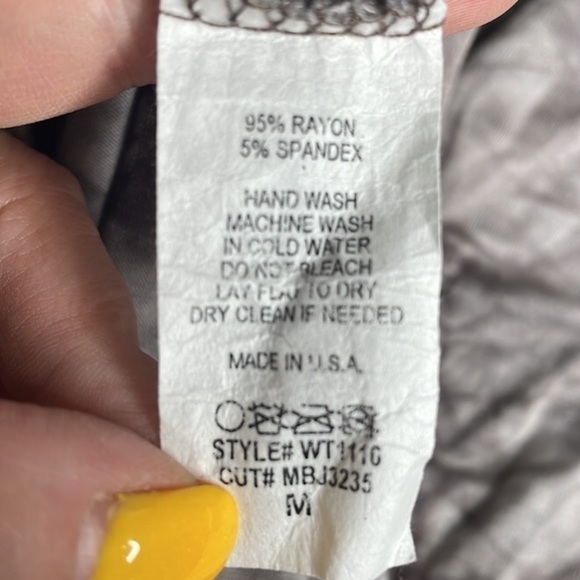 LOCK & Love short sleeve v-neck tee shirt.  Tapered fit. Super soft. Size medium - Picture 11 of 11